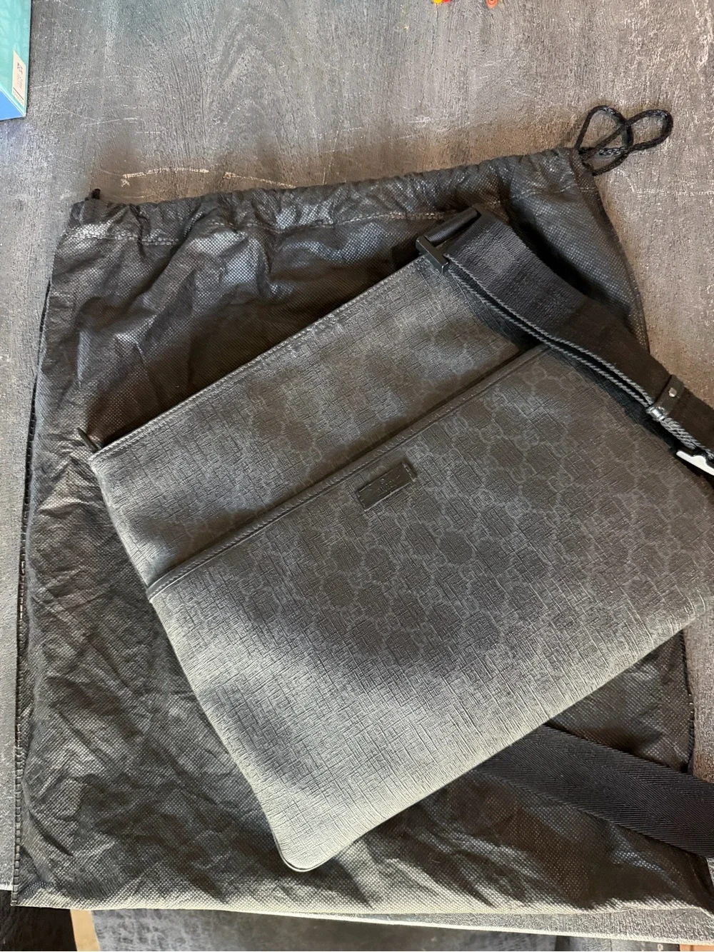 Gucci GG Supreme Canvas Monogram Messenger Bag in black/grey